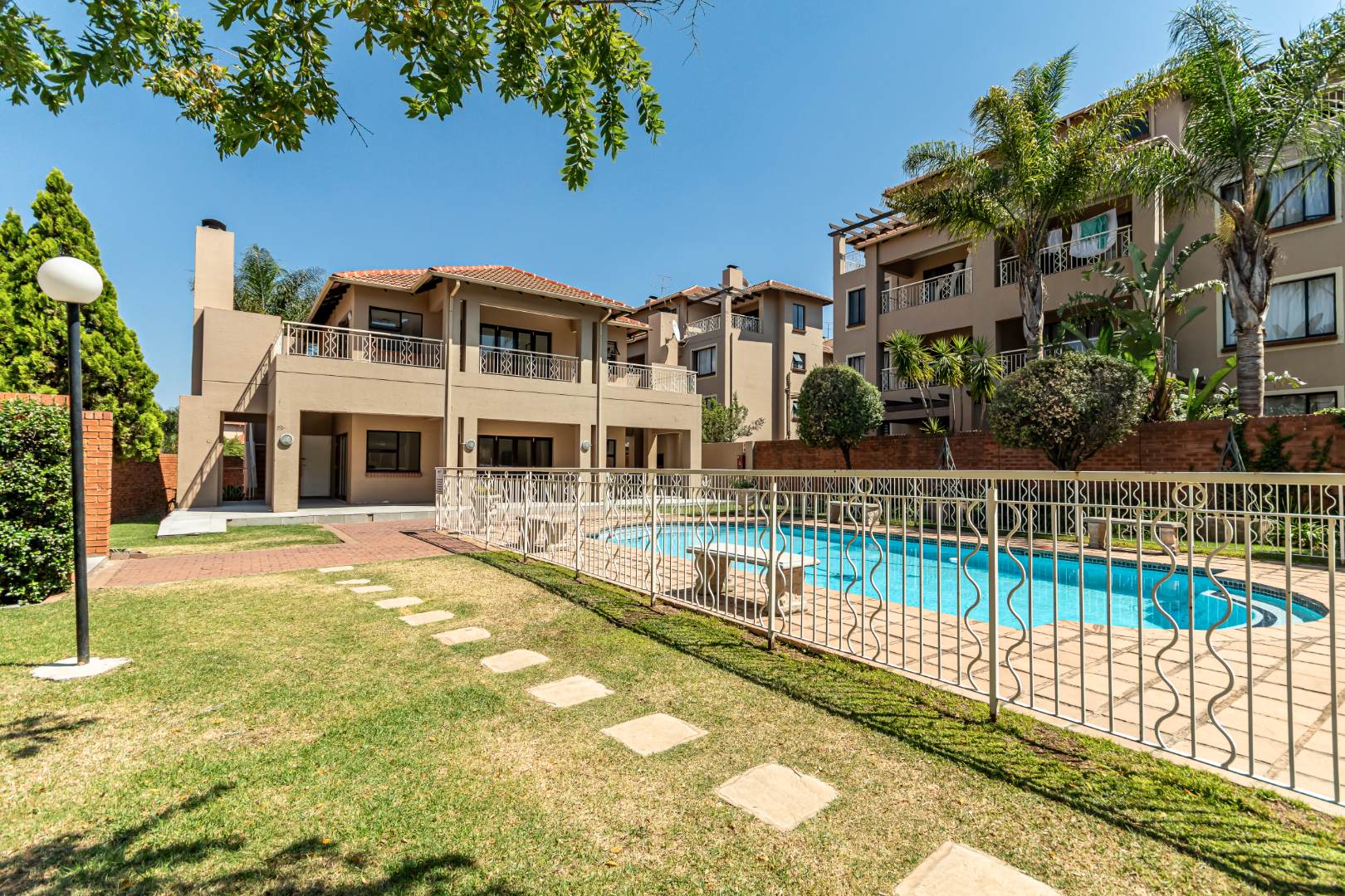 2 Bedroom Apartment / flat for sale in Sunninghill P24114112166