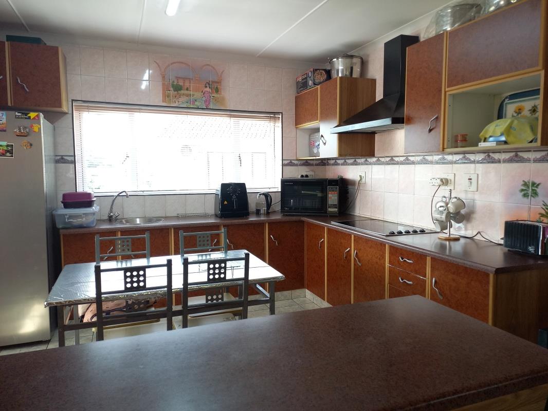 4 Bedroom House for sale in Kenville P24114113208