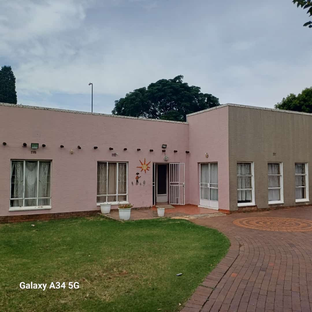 4 Bedroom House for sale in Esther Park Roan Street P24114113470