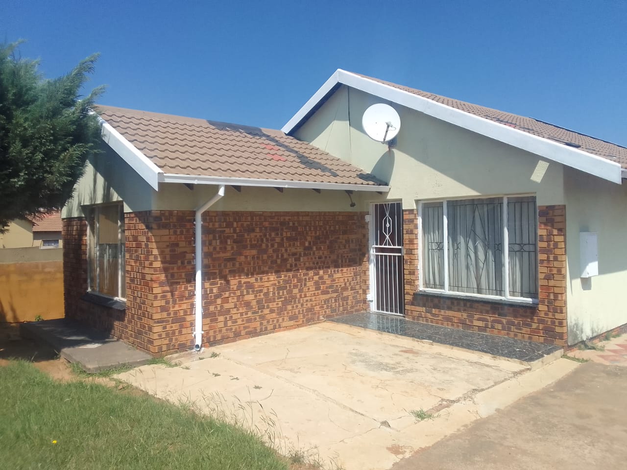 3 Bedroom House for sale in Mohlakeng P24113779471