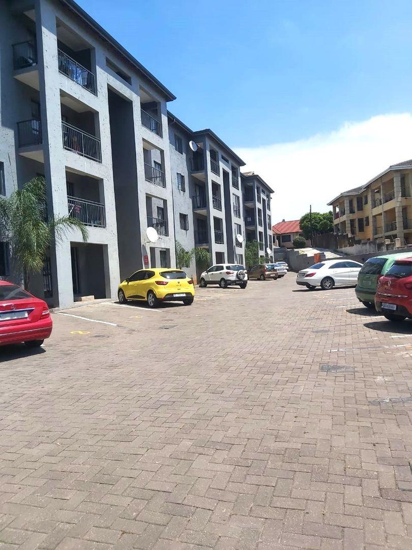 2 Bedroom Apartment / flat for sale in Montclair P24114115601