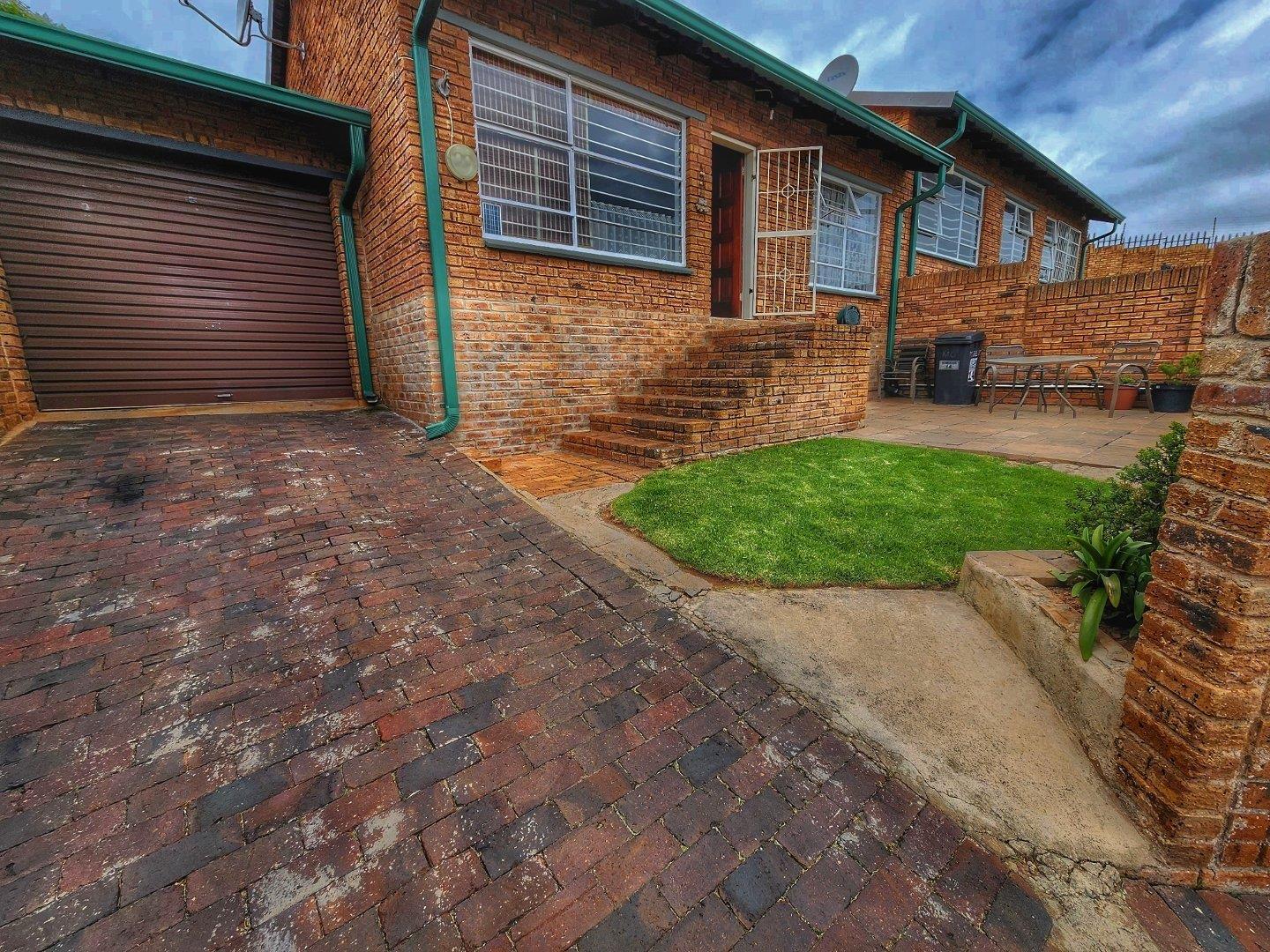 2 Bedroom Townhouse for sale in Rangeview 14 Romulus, 1 Simon Bekker
