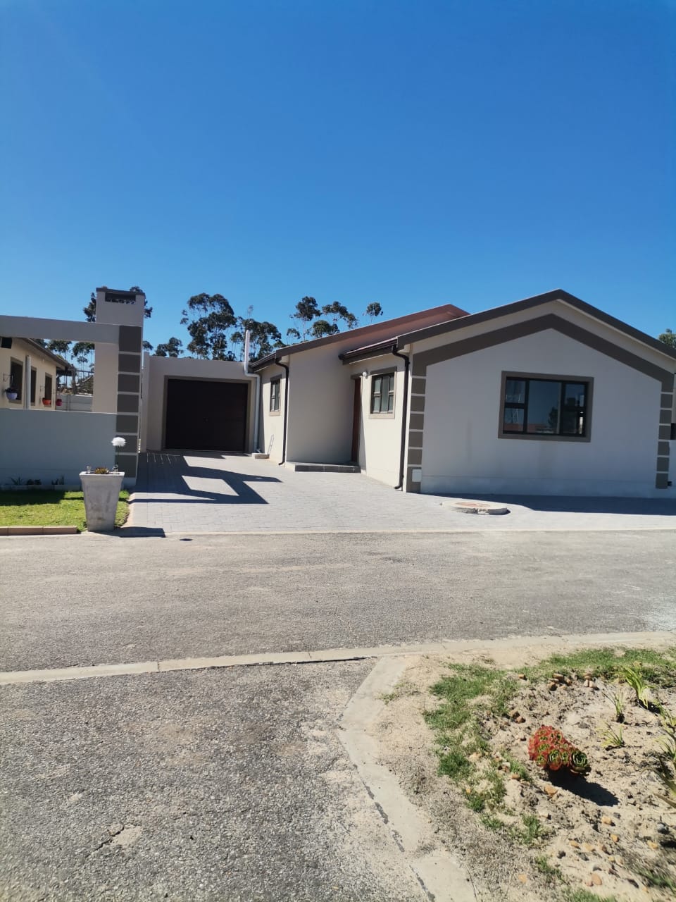 3 Bedroom House for sale in Albertinia P24114116756