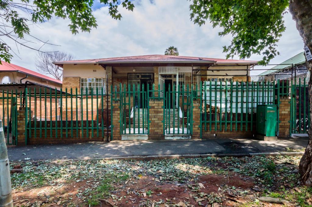 4 Bedroom House for sale in Bezuidenhout Valley P24114631872