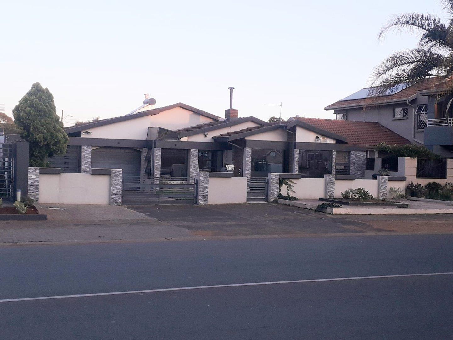 4 Bedroom House for sale in Lenasia Ext 5 P24114117006