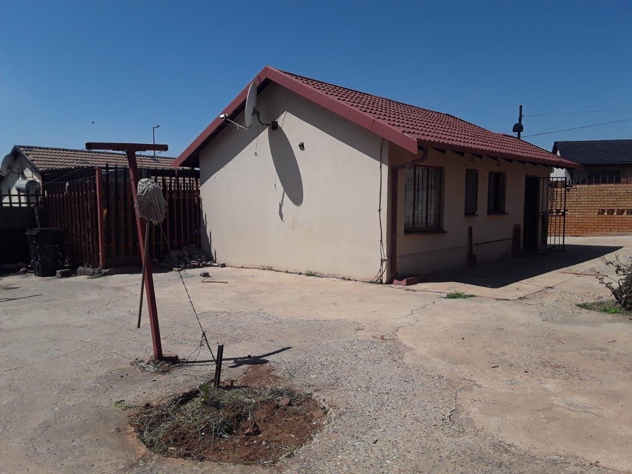 House for sale in Dobsonville Ext 3 P24114117026