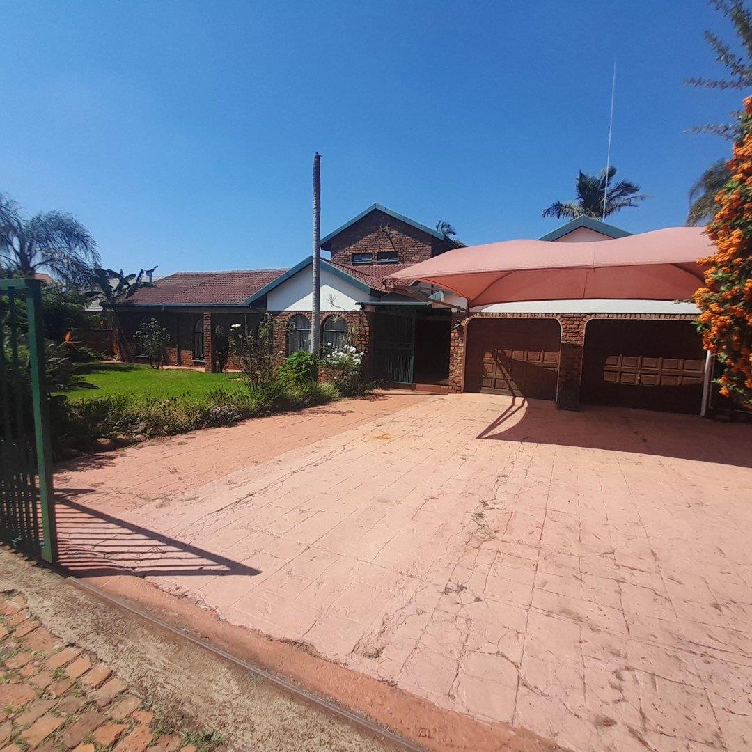 4 Bedroom House for sale in Karenpark P24114117501