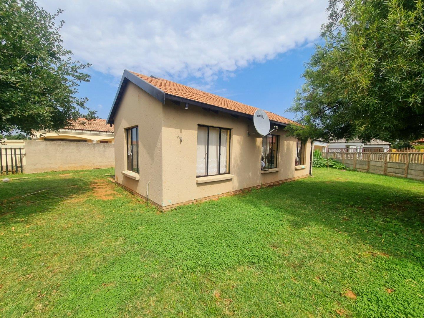 2 Bedroom House for sale in Crystal Park P24114119593