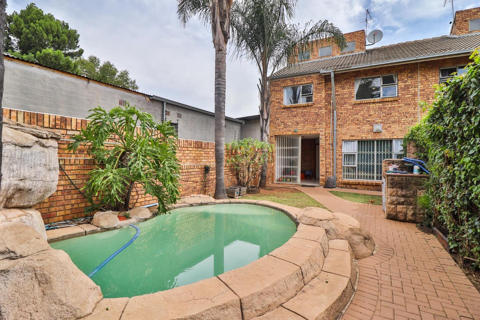 3 Bedroom Townhouse for sale in Edenvale Central P24114120749