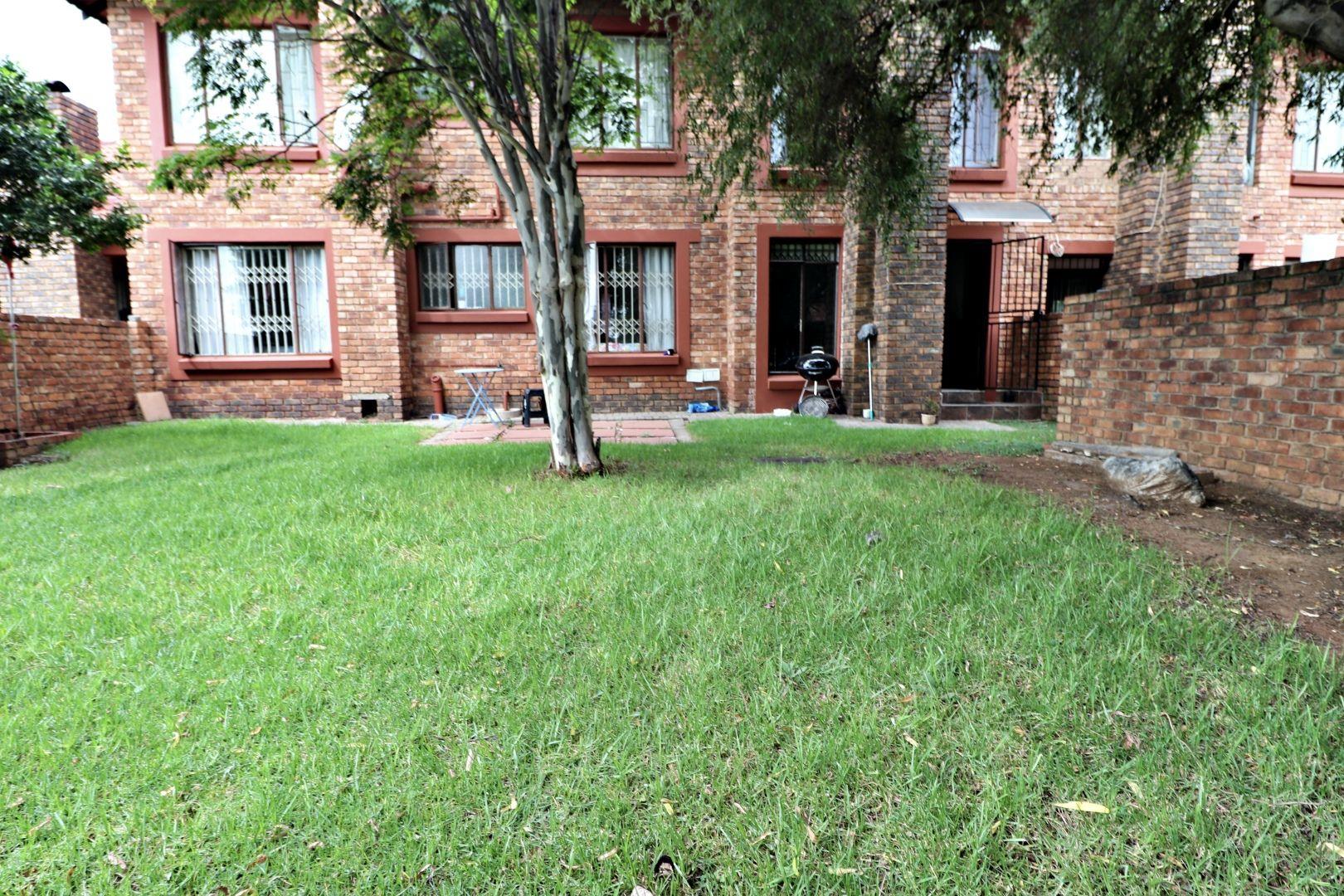 3 Bedroom Townhouse for sale in Edleen P24114121117