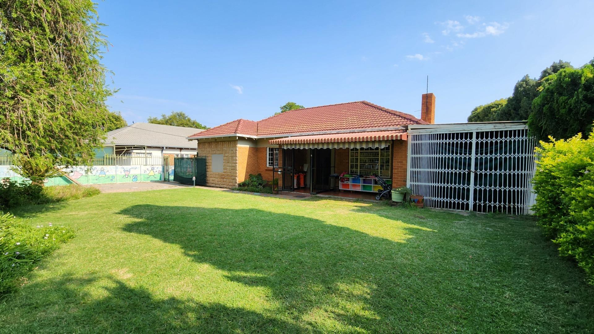 4 Bedroom House for sale in Queenswood P24114121184