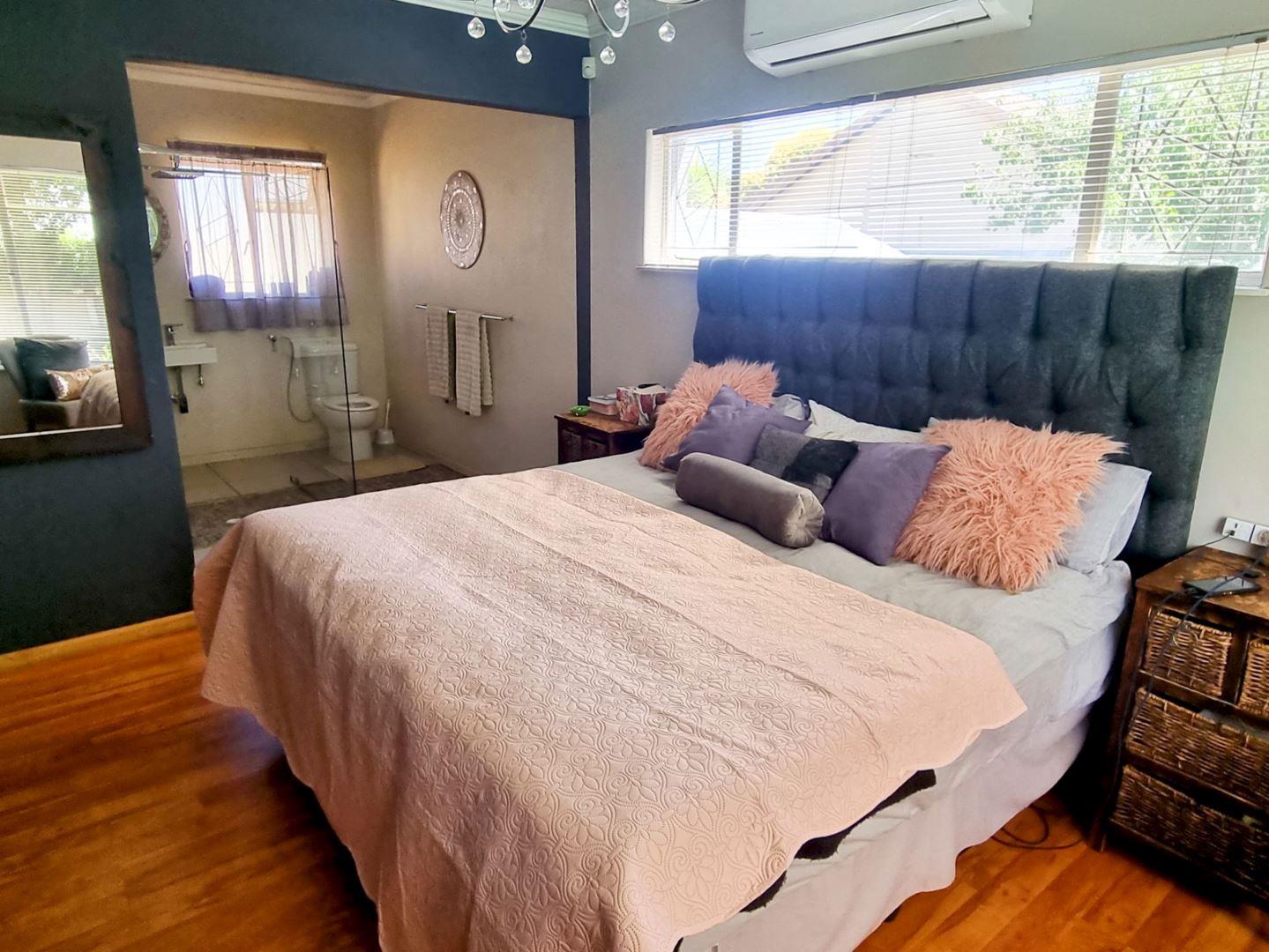 4 Bedroom House for sale in Fleurdal P24114121425