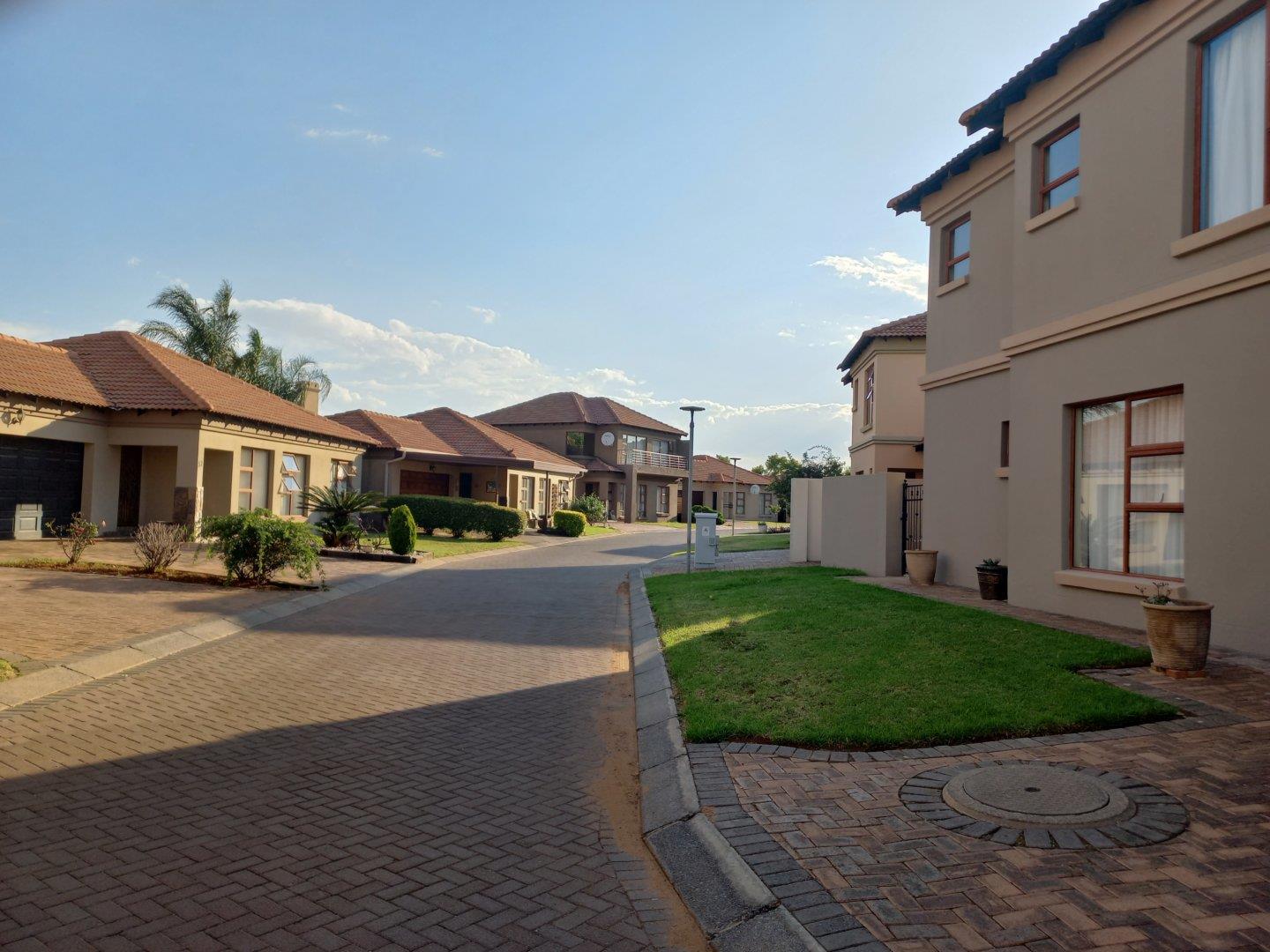 3 Bedroom Townhouse for sale in Vanderbijlpark SE 8 P24114121662