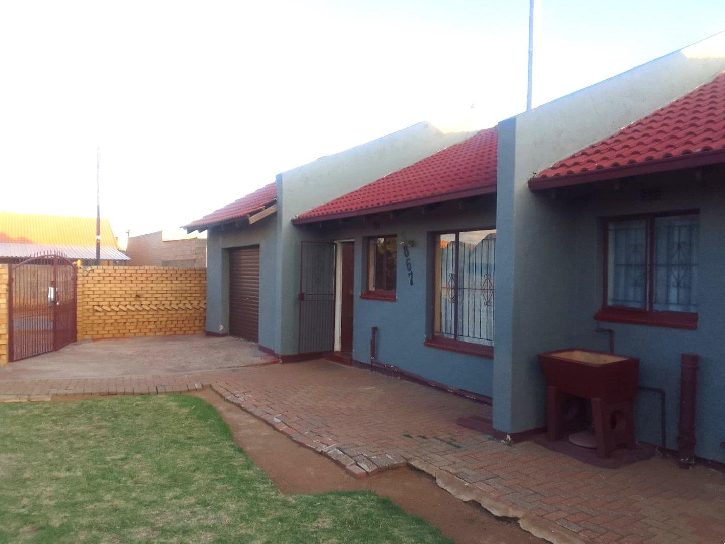 3 Bedroom House for sale in Mohlakeng P24114121734
