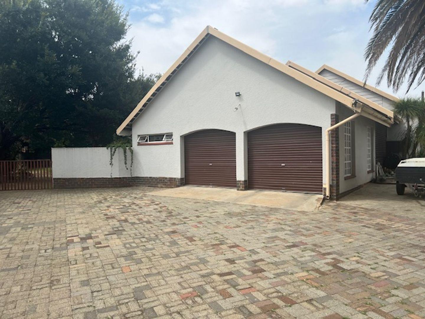 4 Bedroom House for sale in Ferryvale P24114122048