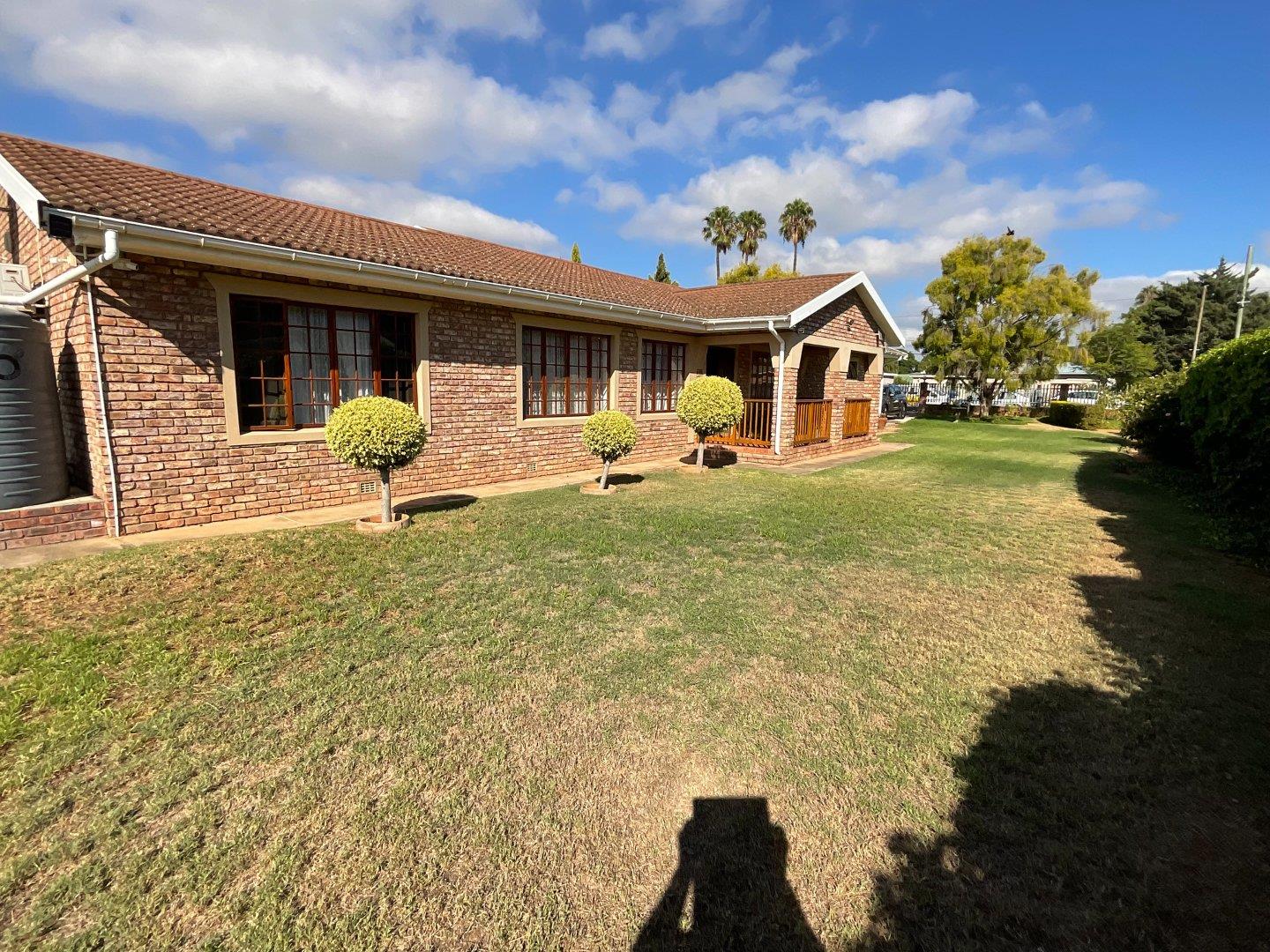 4 Bedroom House for sale in Kirkwood P24114123544