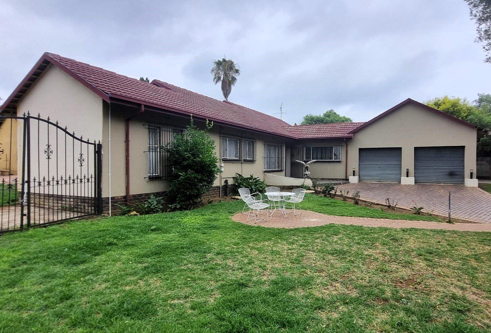 5 Bedroom House for sale in Brackendowns P24114123529