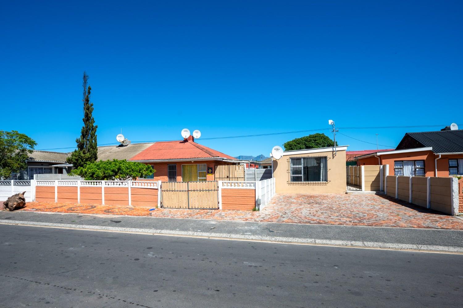 4 Bedroom House for sale in Matroosfontein P24114124105