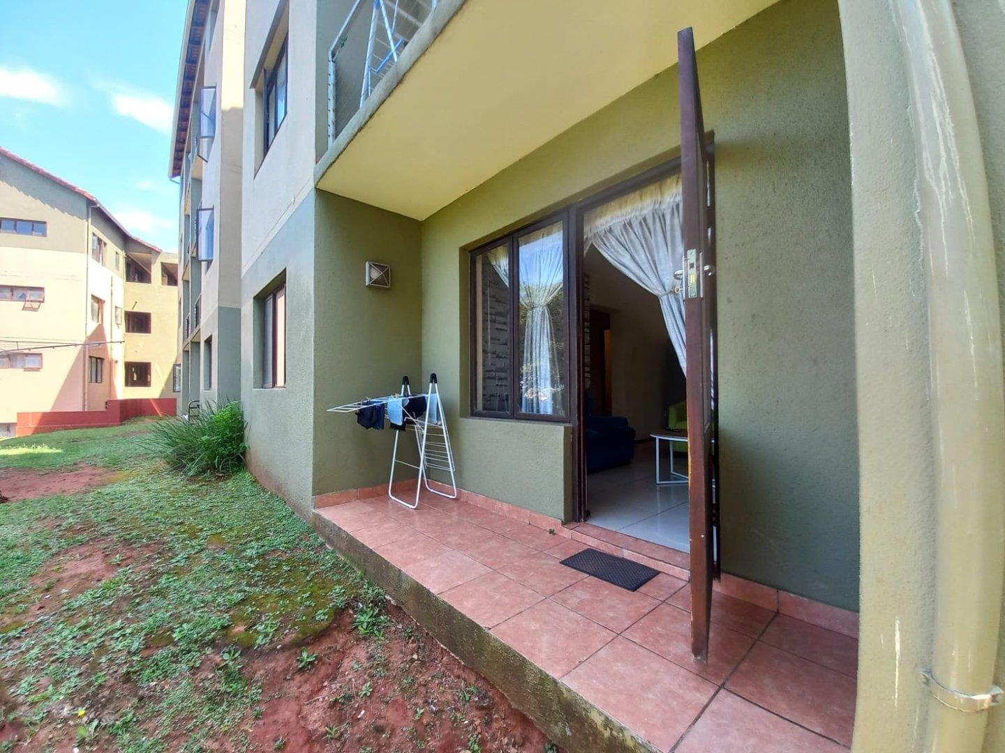 2 Bedroom Apartment / flat for sale in Montclair P24114126398