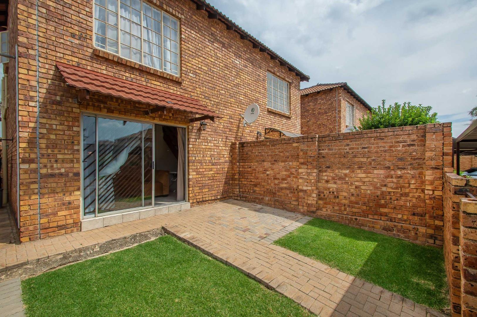 2 Bedroom Townhouse for sale in Wilgeheuwel P24114126897