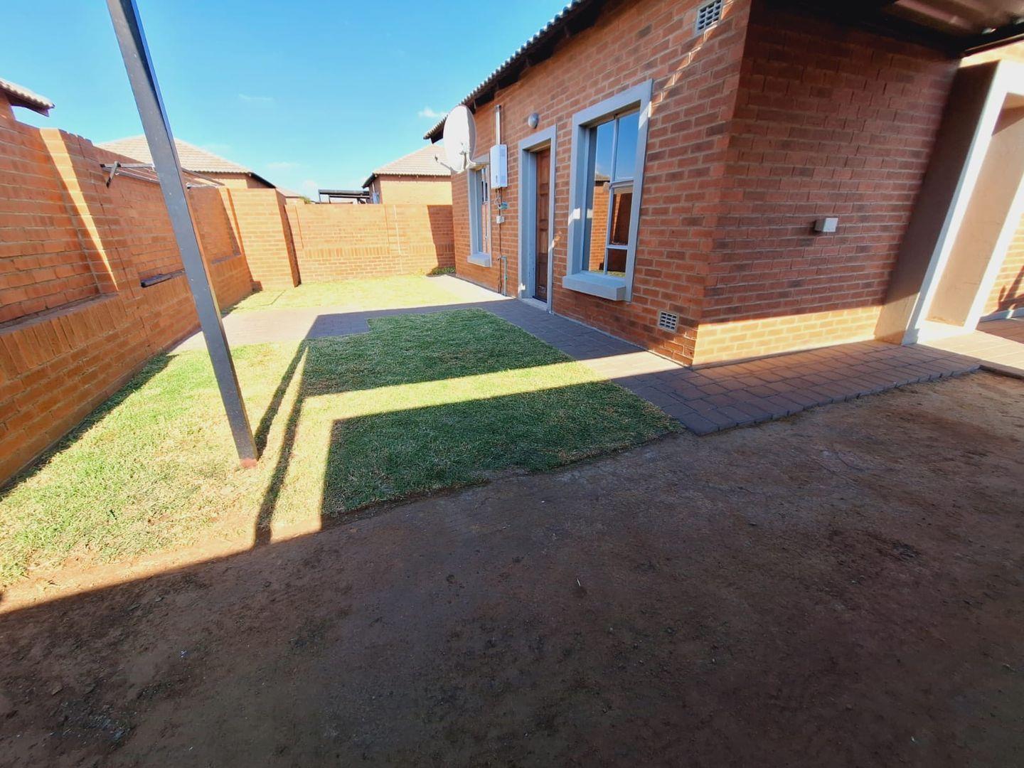 2 Bedroom Townhouse to rent in Terra Nova P24114127168