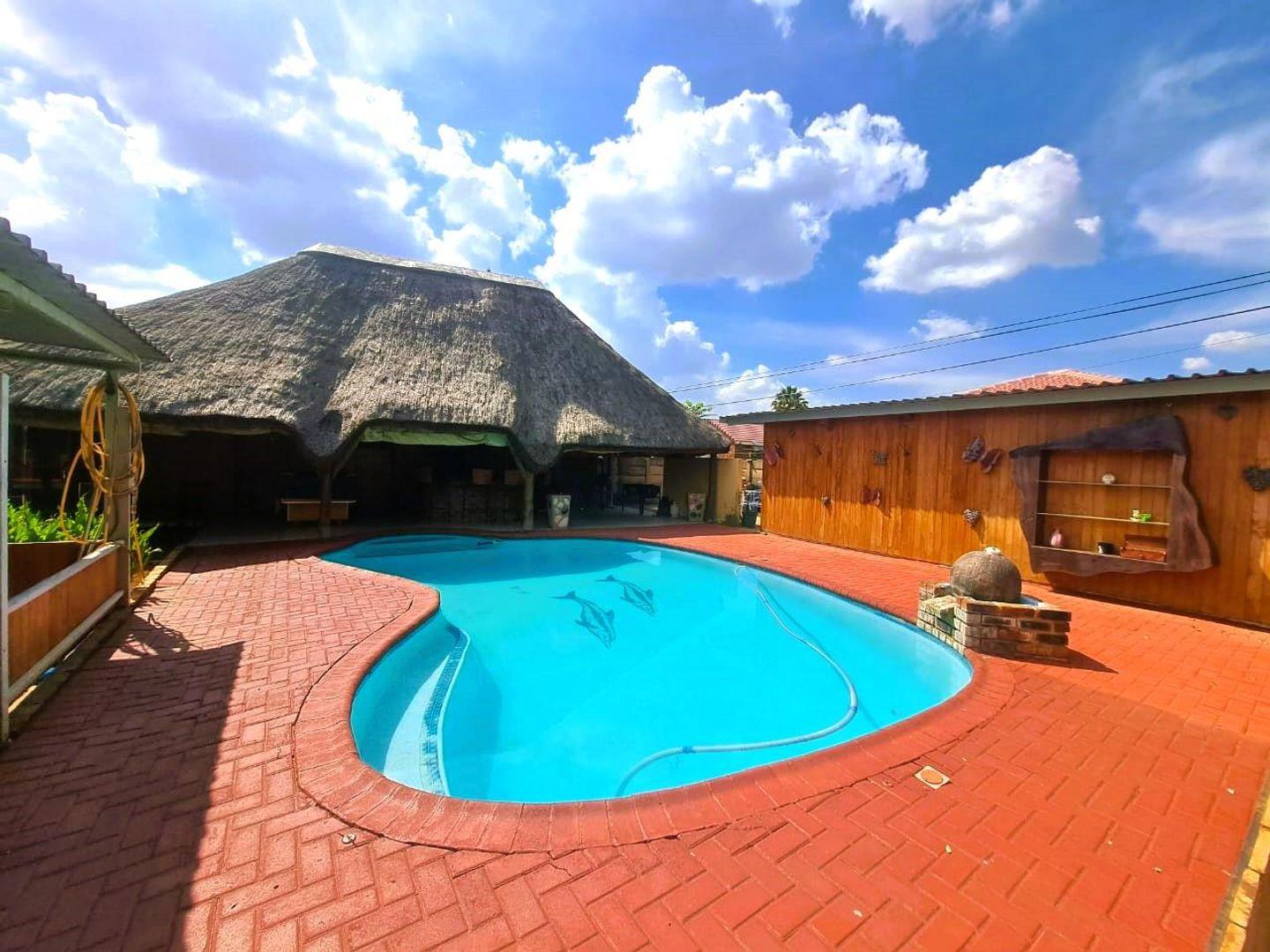 4 Bedroom House for sale in Falcon Ridge P24113963815