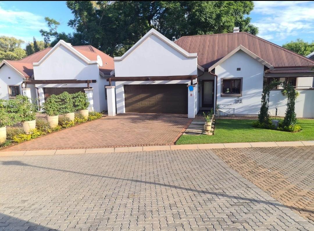 3 Bedroom Townhouse for sale in Cullinan Rural P24114130815