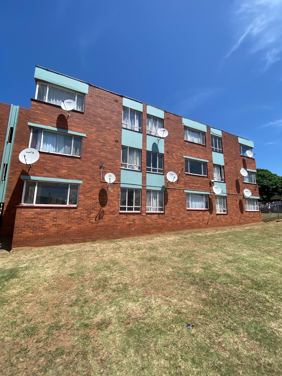 1.5 Bedroom Apartment / flat for sale in Montclair P24114136163