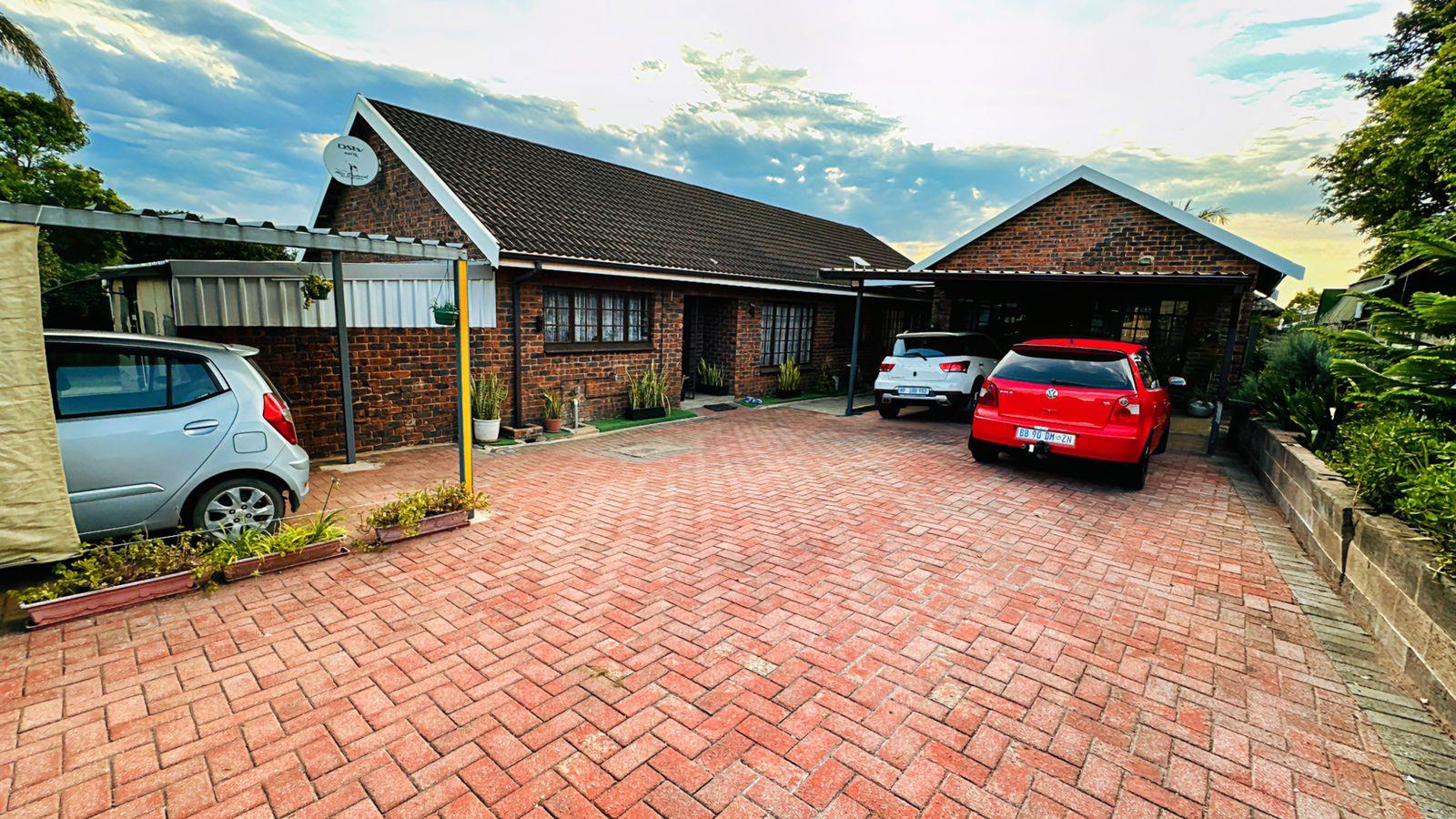 4 Bedroom House for sale in Hayfields P24114136195