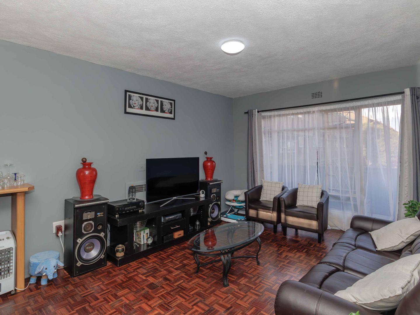 2 Bedroom Apartment / flat for sale in Croydon 15 Kelvin View, 5