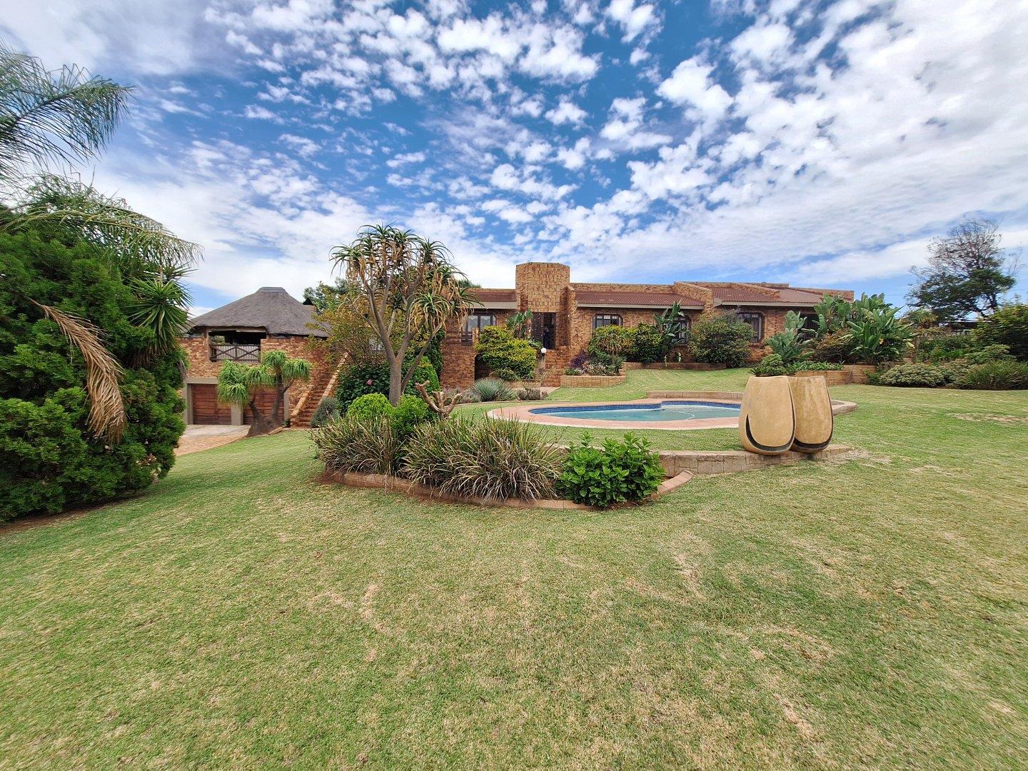 4 Bedroom House for sale in Kenmare P24114138236