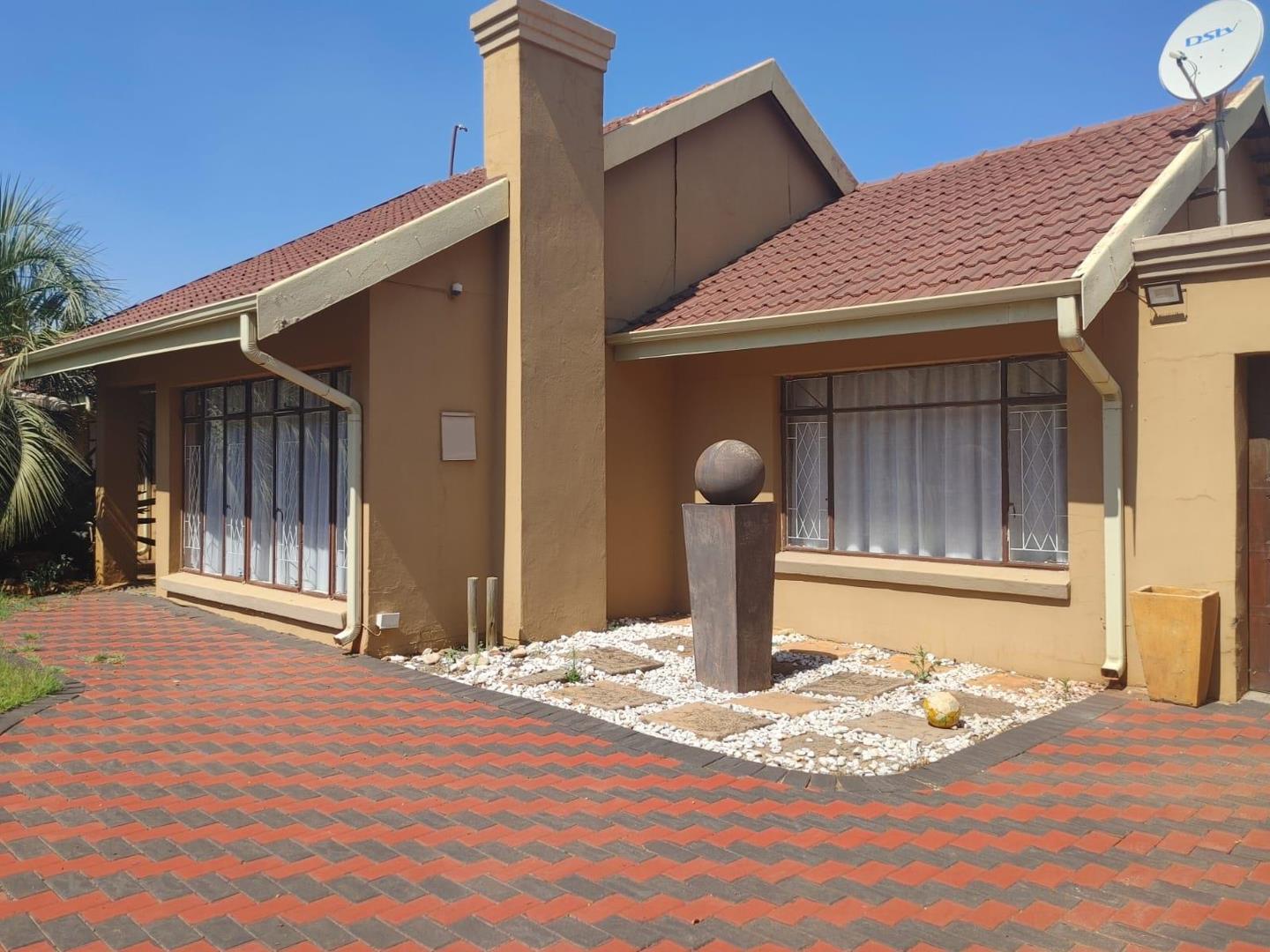 3 Bedroom House for sale in Risiville P24114140630