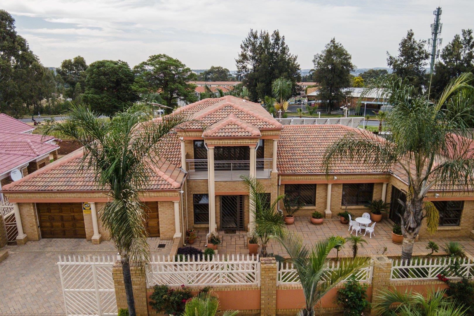 4 Bedroom House for sale in Ormonde P24114035156