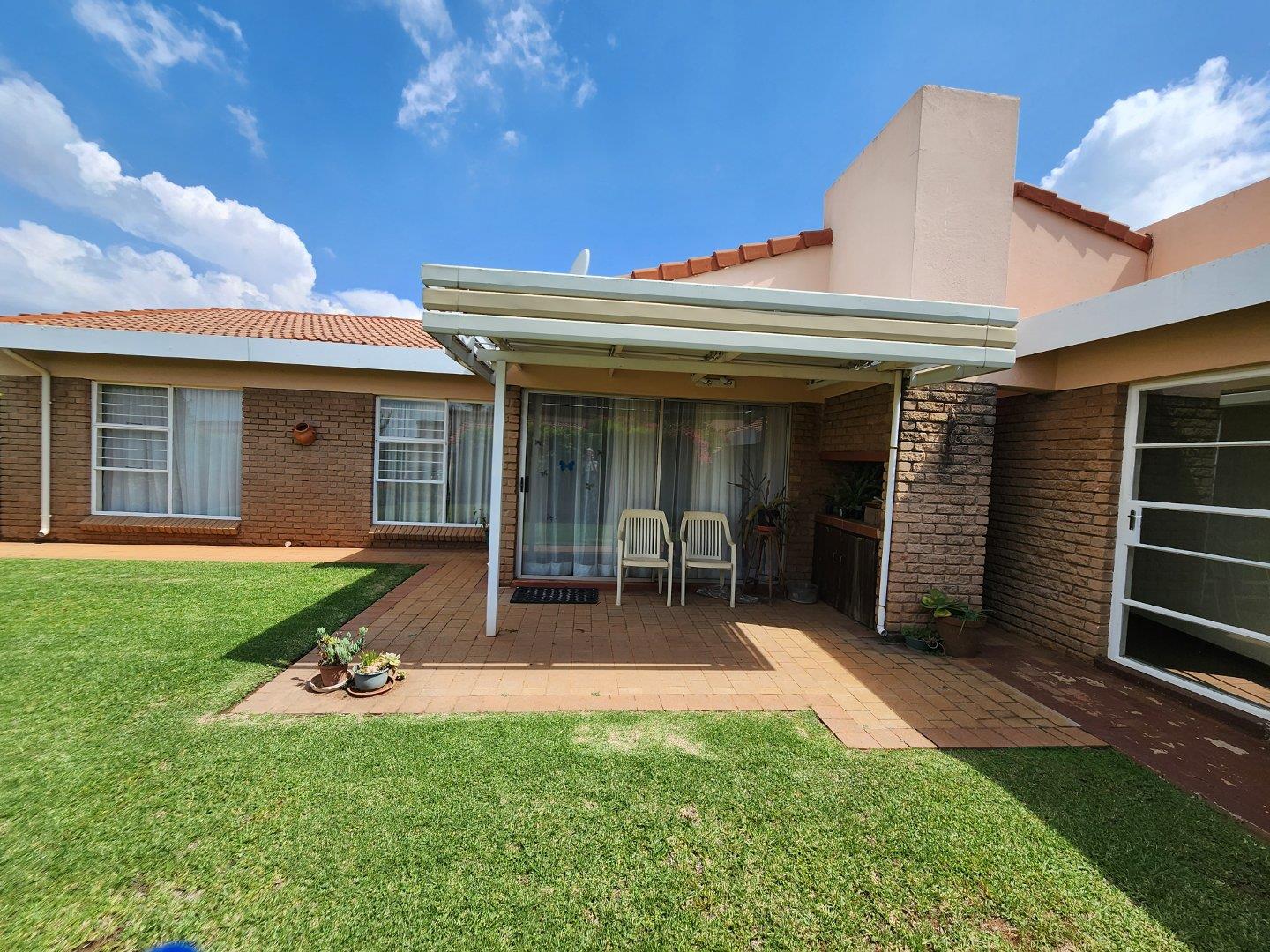 2 Bedroom House for sale in Rangeview 32 Swanevelder Street P24