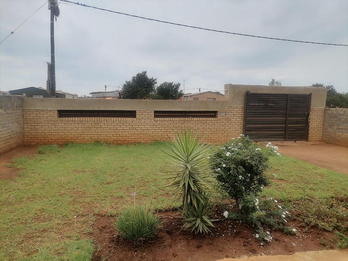 2 Bedroom House for sale in Sebokeng Zone 6 P24114142311