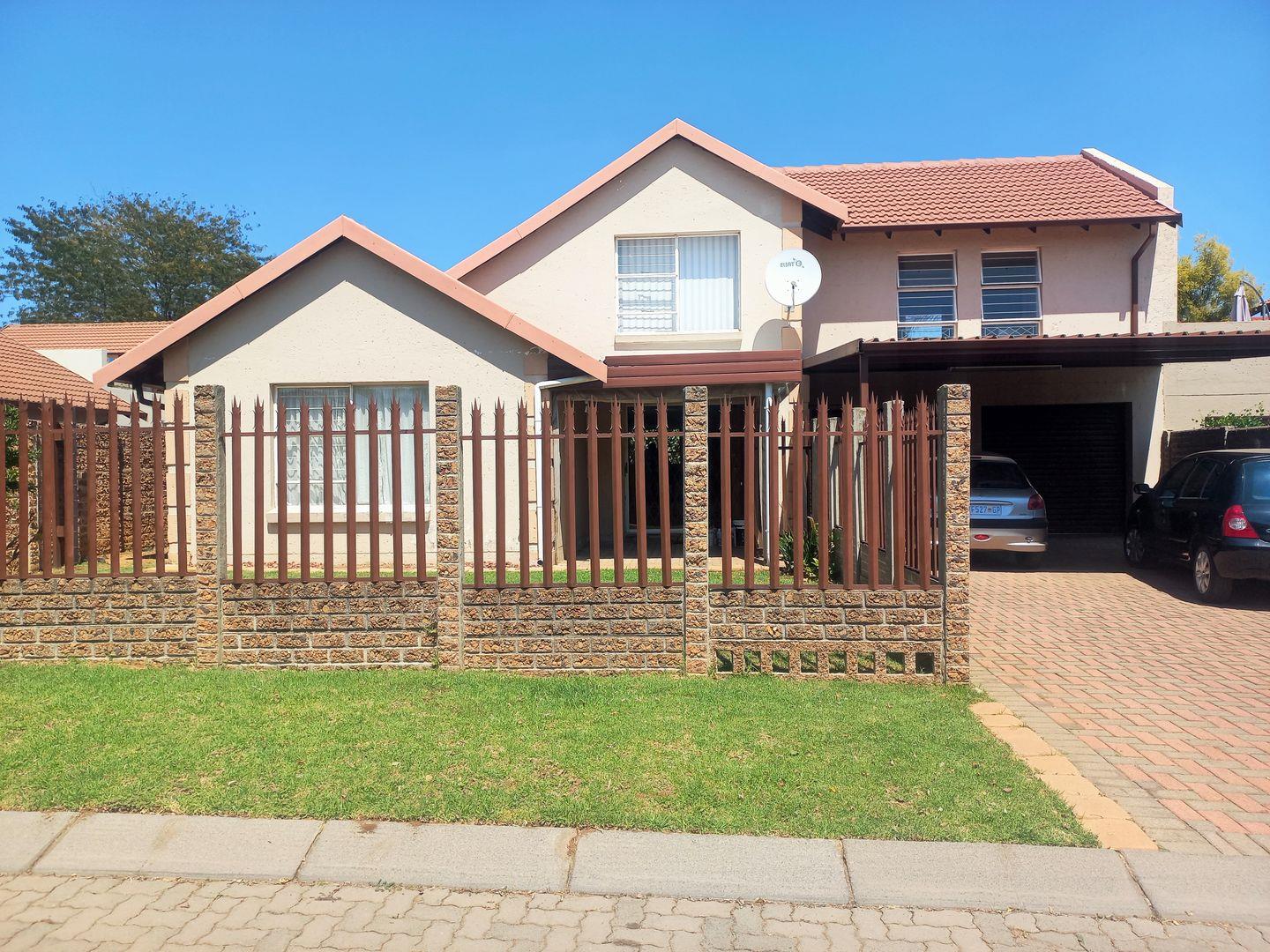 4 Bedroom Townhouse for sale in Pomona P24114142545