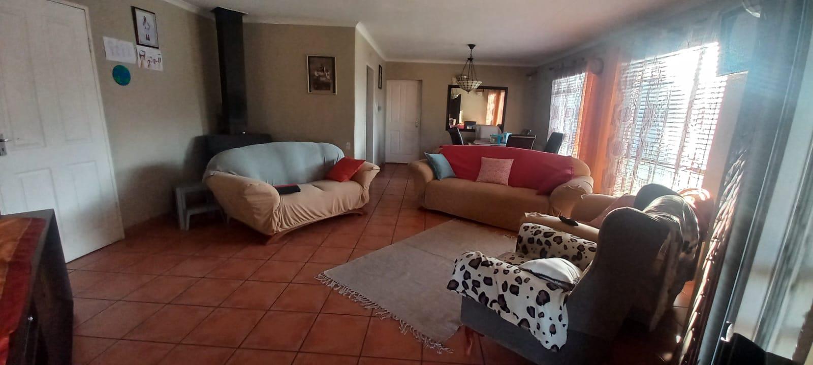 4 Bedroom House for sale in Reyno Ridge P24114143428