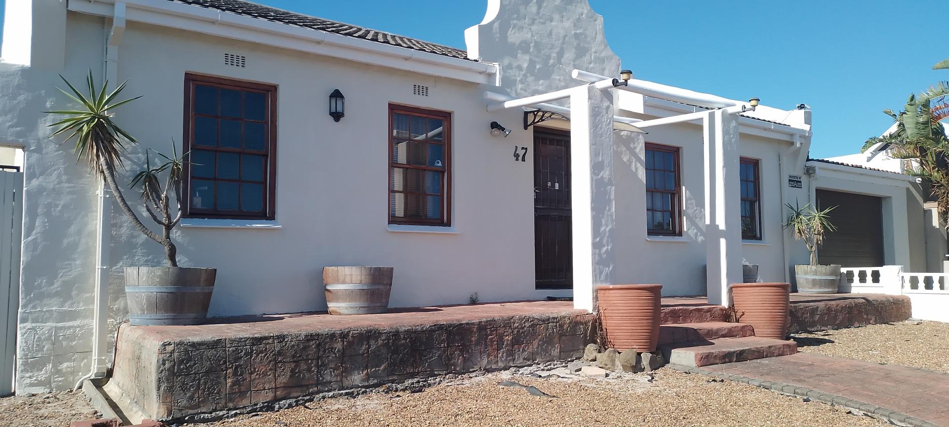 3 Bedroom House for sale in Bothasig P24114143743