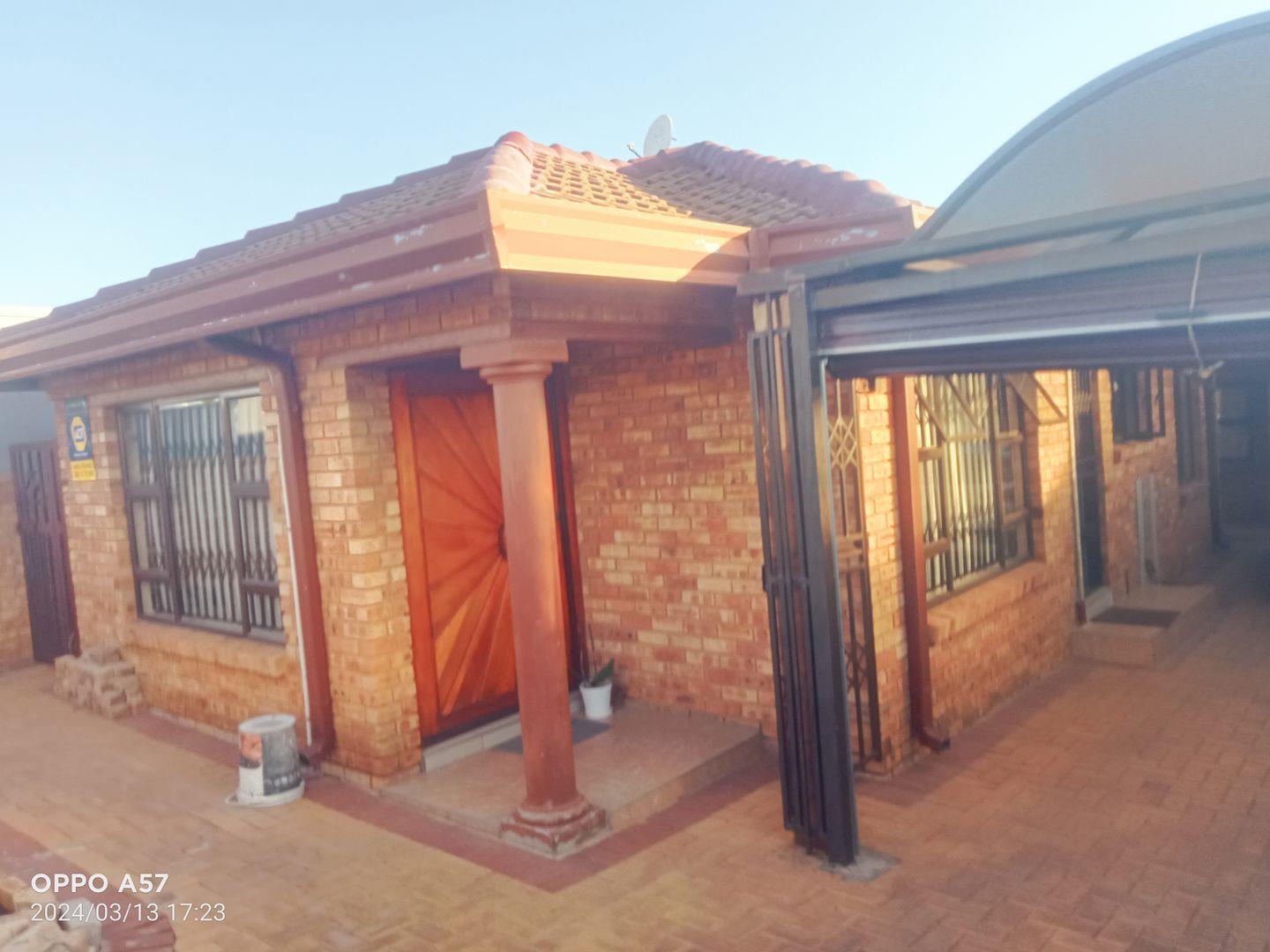 2 Bedroom House for sale in Meadowlands P24114143956