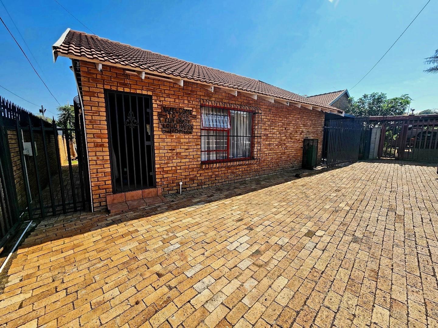 2 Bedroom House for sale in Greenhills 214b Road P24114144065