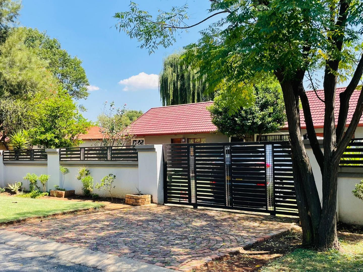 3 Bedroom House for sale in Brackendowns P24114145049