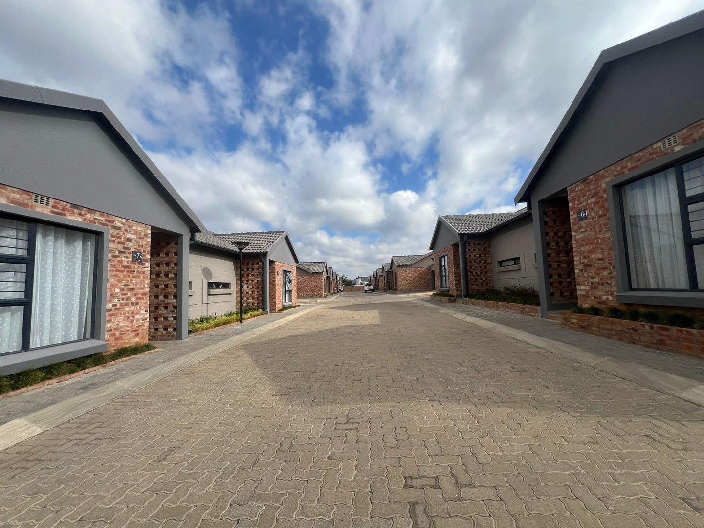 2 Bedroom Townhouse for sale in Van Der Hoff Park P24114146272