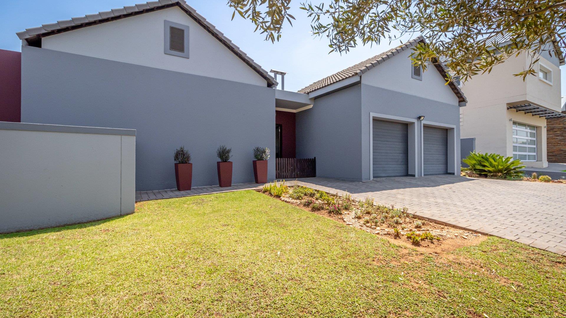 4 Bedroom House for sale in Midstream Ridge Estate P24114146937