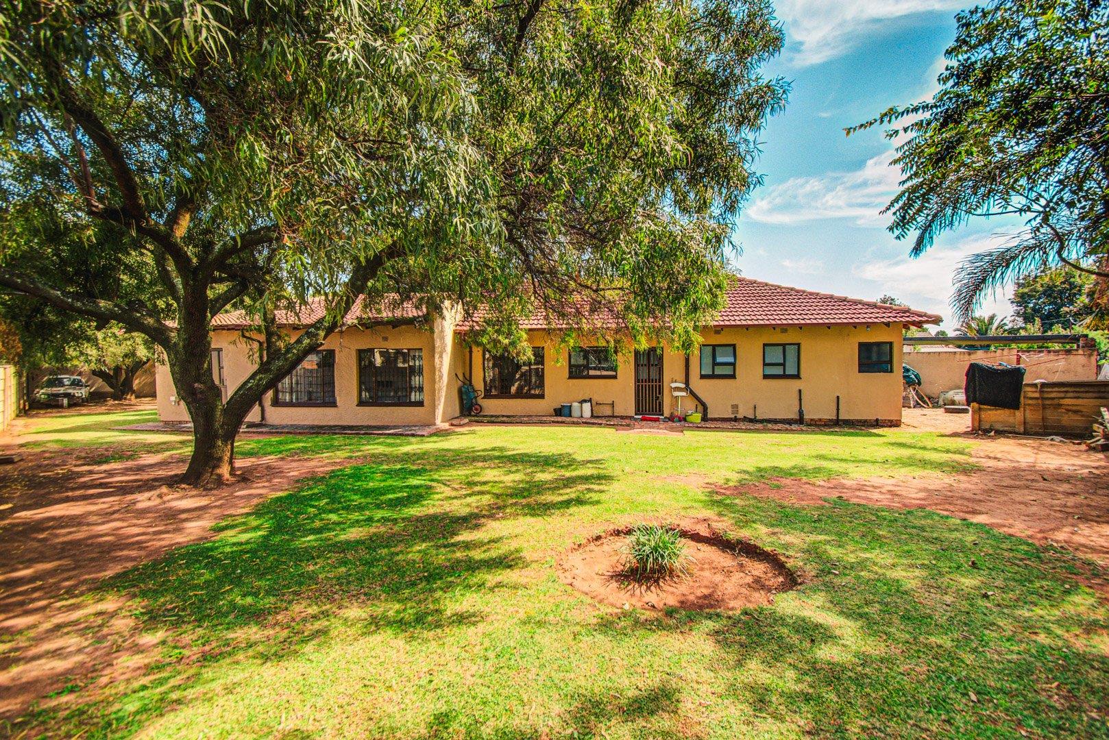 3 Bedroom House for sale in Crystal Park P24114147955