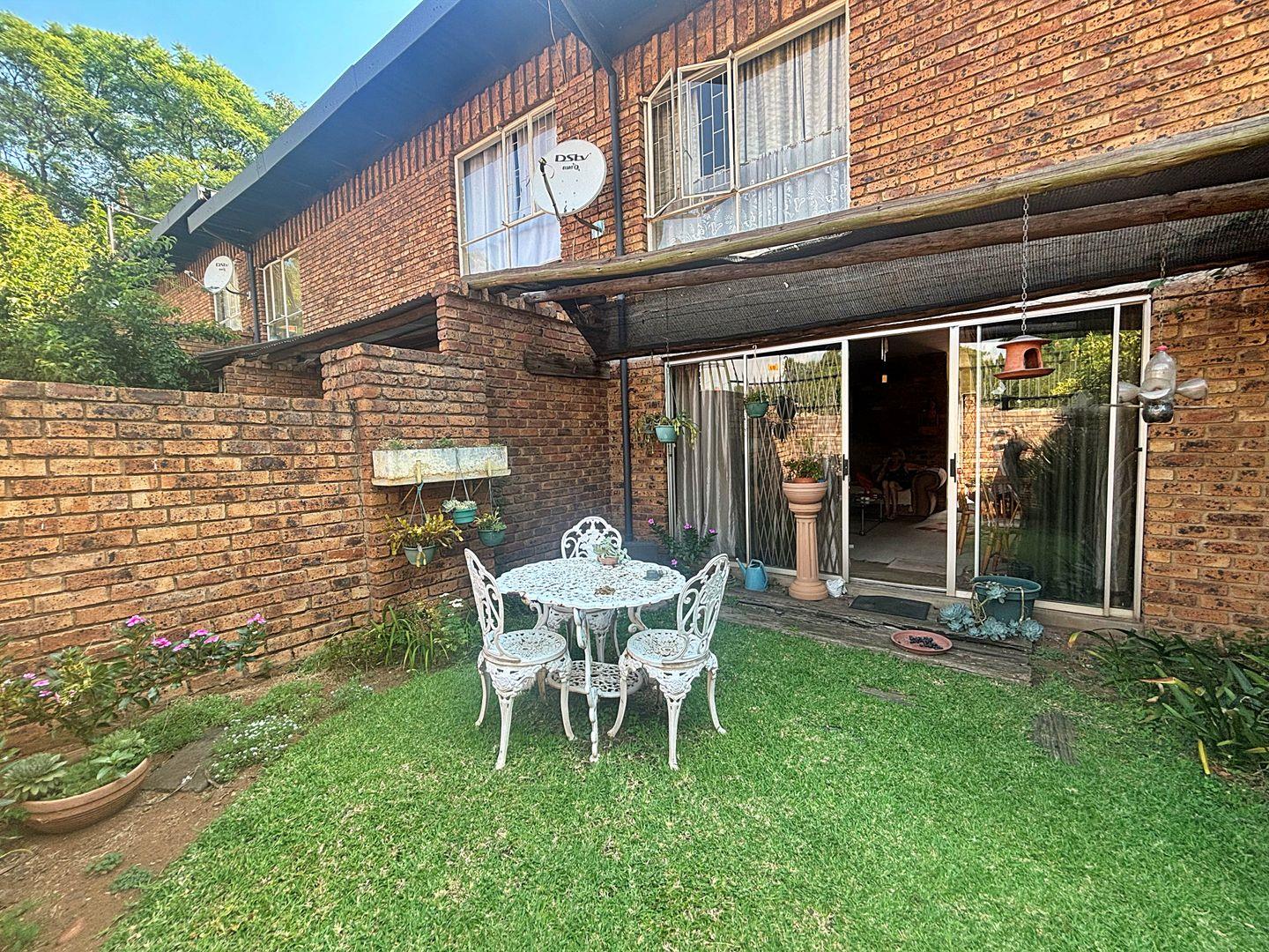 2 Bedroom Townhouse for sale in Silverton P24114148433