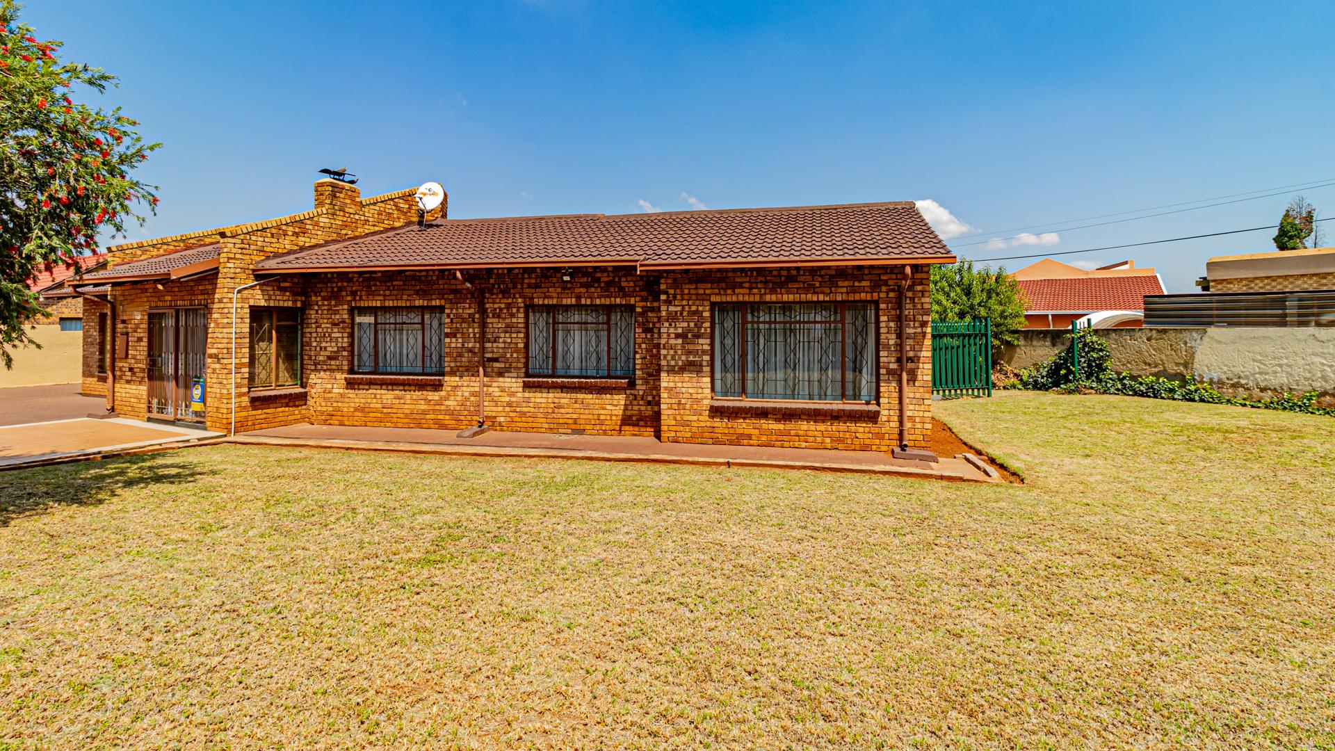 4 Bedroom House for sale in Spruit View 1383 Maeli Crescent P24