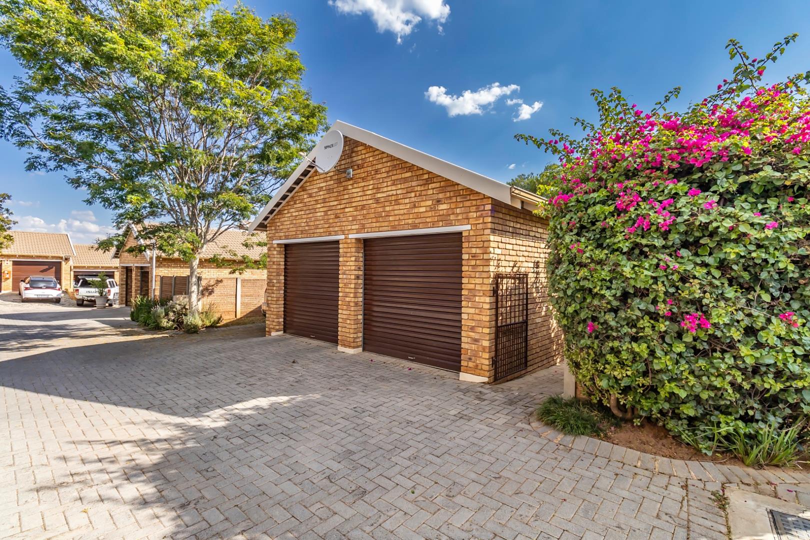 2 Bedroom Townhouse for sale in Honeydew Ridge P24114149906