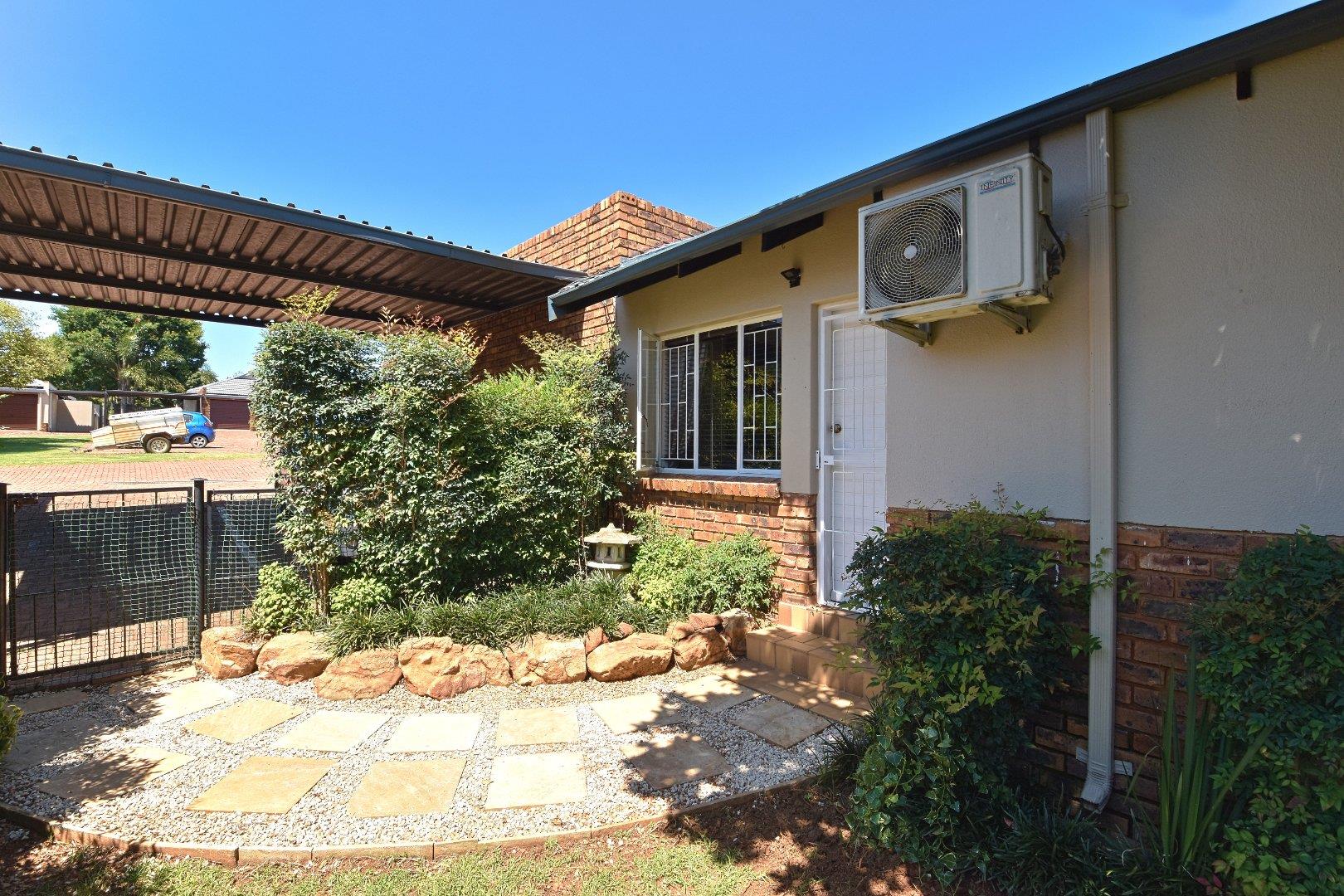 2 Bedroom Townhouse for sale in Erasmuskloof P24114152366