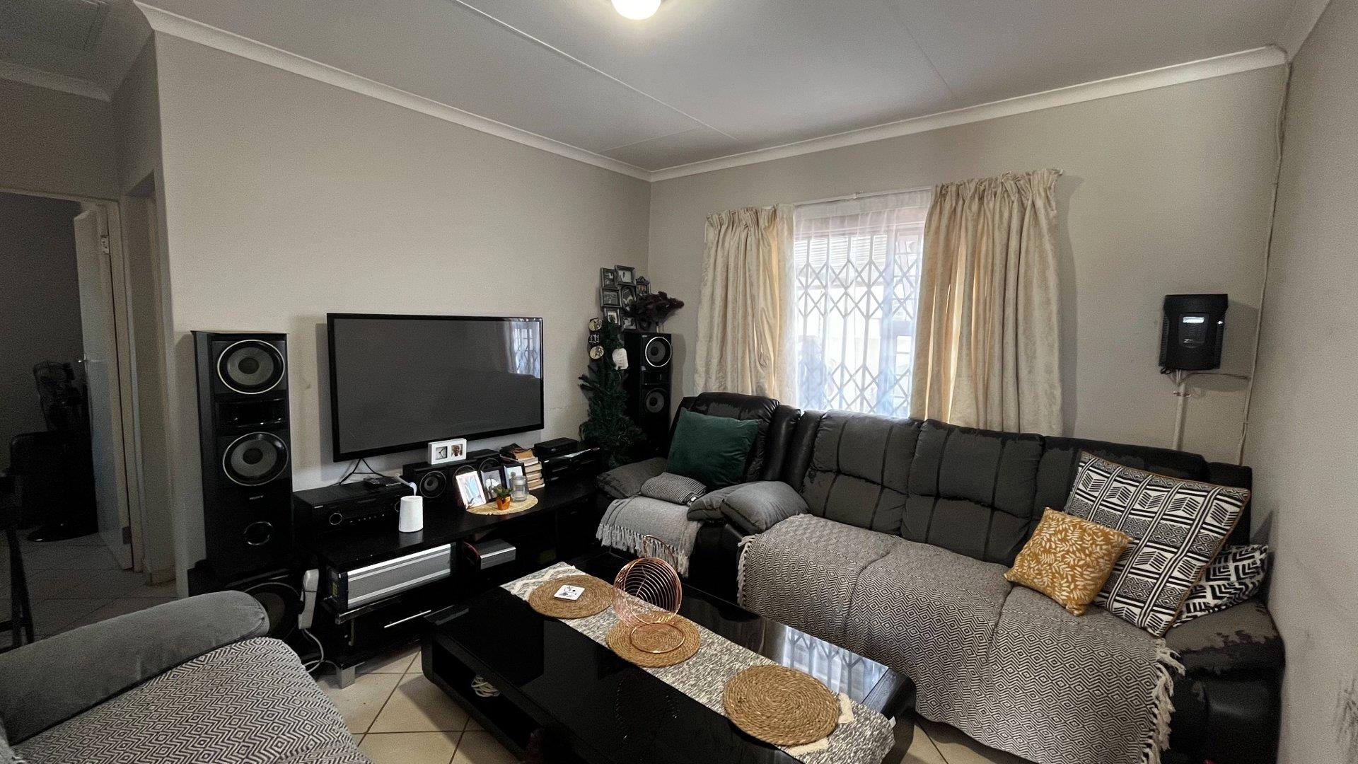 2 Bedroom House for sale in Southern Gateway P24114154320