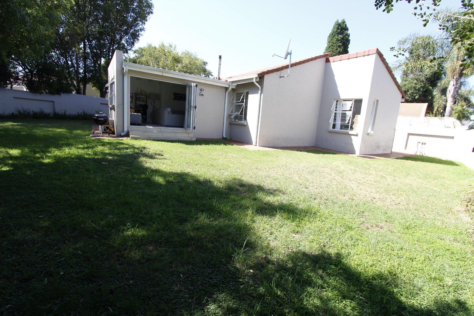 3 Bedroom House for sale in Sunninghill P24114157381